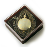 Часы-кулон с защитной подпружиненной крышкой